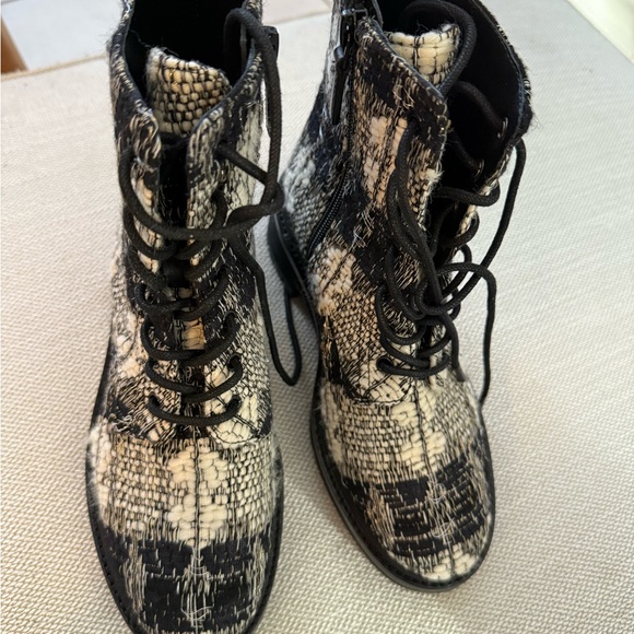 New Tory Burch MILLER Lug Sole Tweed Leather 50 mm Bootie Combat Boots Size 5 - Picture 2 of 5